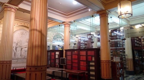 Conservatoire salle des colonnes bibliotheque et statue  (Rykner).jpg